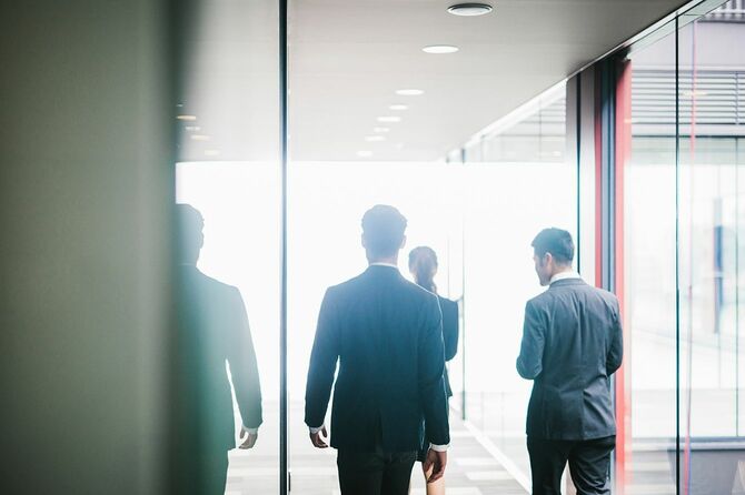 同じ方向に向かうビジネスマン