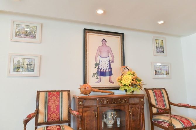 大使館に飾られた第48代横綱・大鵬の写真。ウクライナ人の父親を持つ