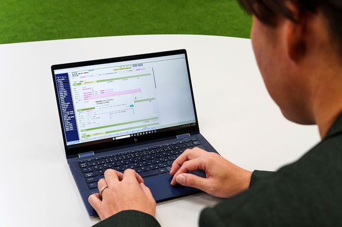 SEABISを操作する砂押さん。SEABIS利用の府省庁等に赴き、さまざまなニーズをくみ取りながら、次期システムの抜本的刷新の検討とともに、現行システムのユーザーインターフェース（UI）やユーザーエクスペリエンス（UX）の改善にチームで取り組む。操作マニュアルについて、生成AI“源内”を利用したチャットボットの活用と、操作画像を画面上に表示する「デジタルアダプションプラットフォーム」ツールの導入を進めており、「マニュアルがないと入力できない」「マニュアルが膨大で使いこなせない」といった長年の課題を解決することができると期待している。生成AIやデジタルアダプションプラットフォームは民間企業で一般的に利用されるツールだが、官公庁で開発された業務システム上での導入は画期的な取り組みだ。