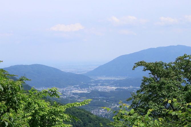 比高400m近くあると眺望もよい。本丸より近江・美濃国境方面