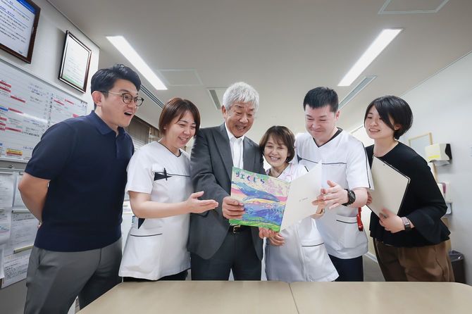 吉本興業前会長で実業家の大﨑洋さん（写真中央左）と千船病院 看護部長の太田圭子さん（写真中央右）