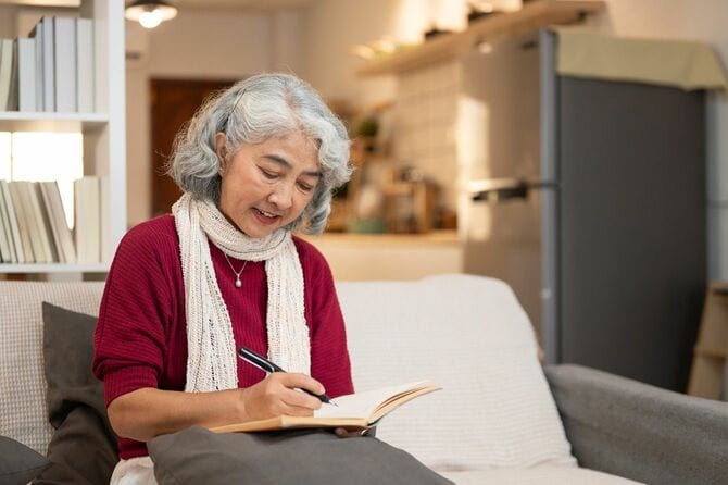 日記を書く高齢女性