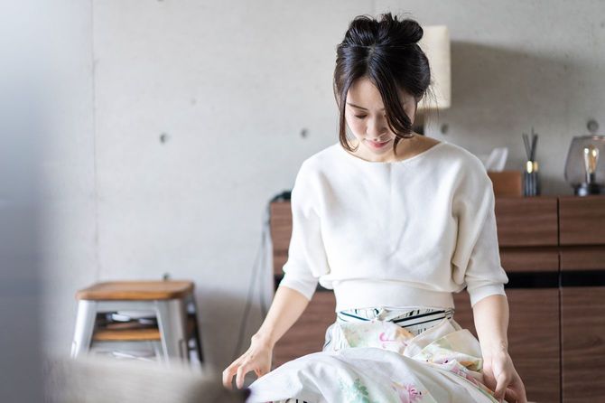 洋服をたたむ女性