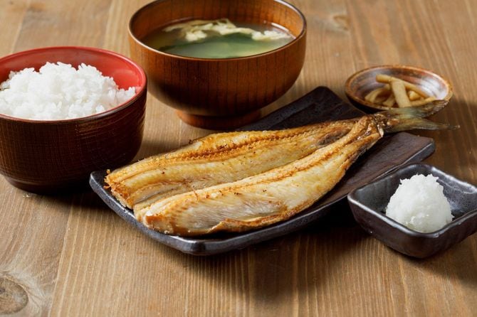 ほっけ定食。ご飯と味噌汁、小鉢が付く
