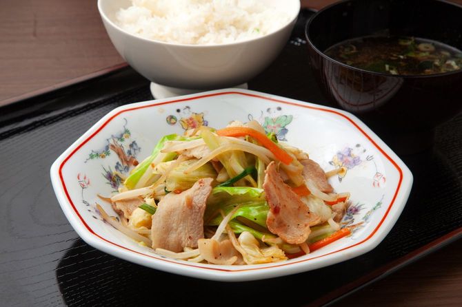 炒めた肉と野菜