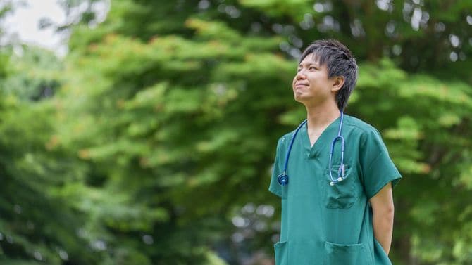 庭に出てきた医師