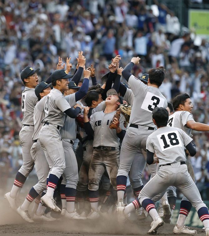 第105回全国高校野球選手権大会の決勝で仙台育英を破って107年ぶり2度目の優勝を果たし、喜ぶ慶応ナイン＝2023年8月23日、甲子園球場