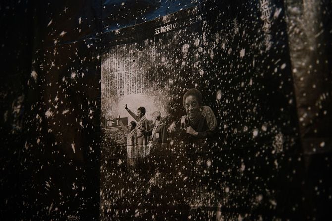 金沢寿美《新聞紙のドローイング》（部分）2022 年（撮影＝強田美央）