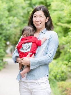 生まれたばかりの娘・和香ちゃんを抱く荒木絵里香さん　写真＝本人提供