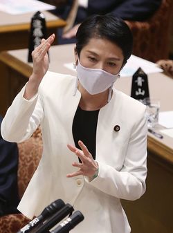 参院予算委員会で質問する立憲民主党の蓮舫代表代行