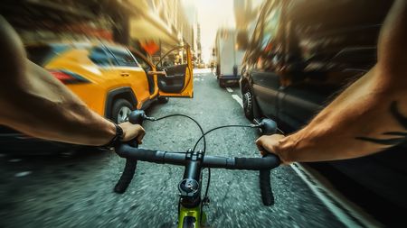 道路上の最恐車両」トラックドライバーが自転車を怖がる3つの理由 危険