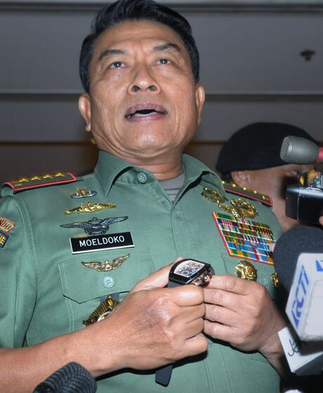 報道陣に時計を見せるインドネシアのムルドコ国軍司令官