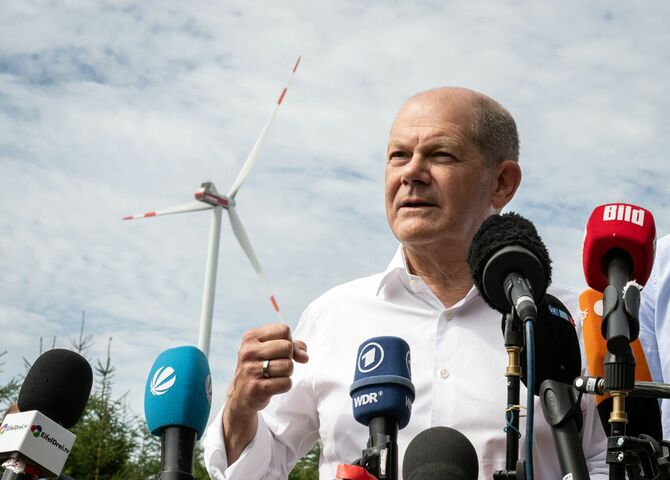2023年8月22日、ノルトライン＝ヴェストファーレン、シンメラートにある風力発電所の視察中、記者団に語るドイツのオラフ・ショルツ首相（SPD）