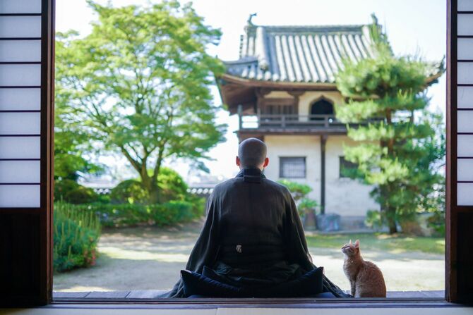 座禅をしている日本の僧侶