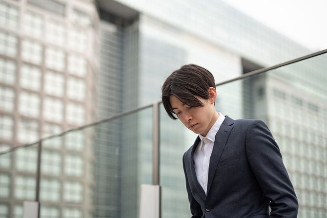 うつむいている男性