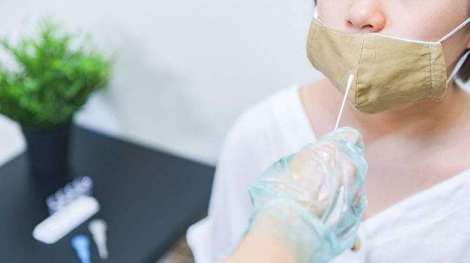 PCR検査を受ける患者