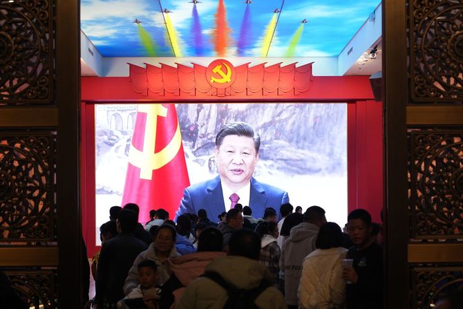 中国人民革命軍事博物館の大型画面に映し出された習近平国家主席=2026年2月13日、北京(共同)