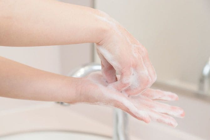 指先でもう一方の手の平をこする。（両手）