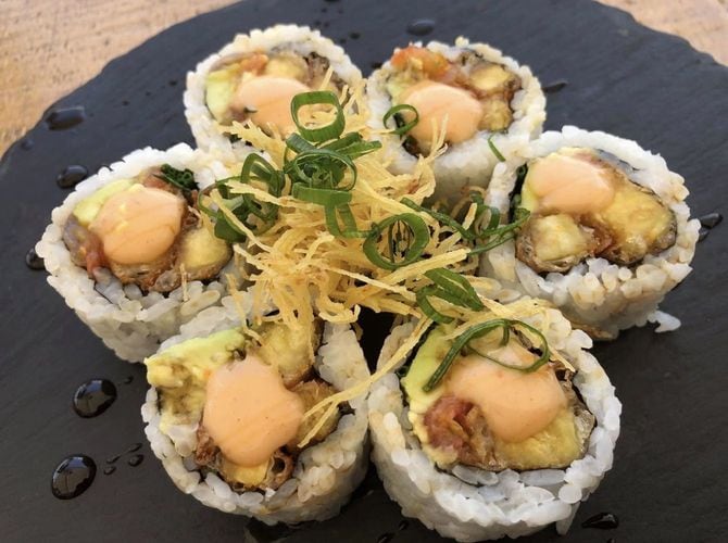 サツマイモの天ぷら、アボカド、マンゴーなどで作られたアレンジ日本料理