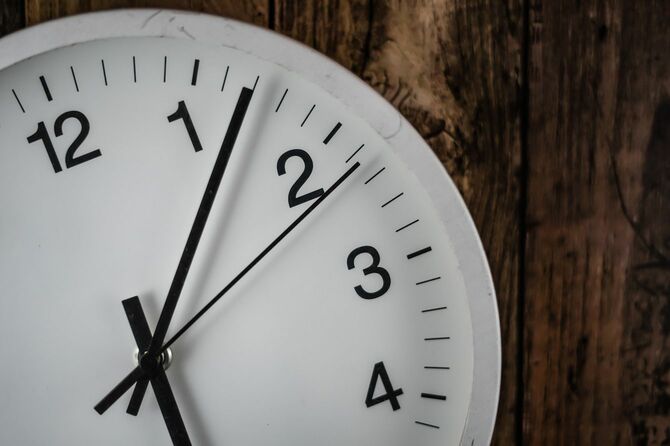 6時7分を示す壁時計