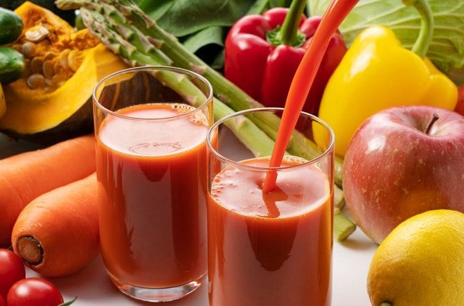 グラスに注いでいる野菜ジュース