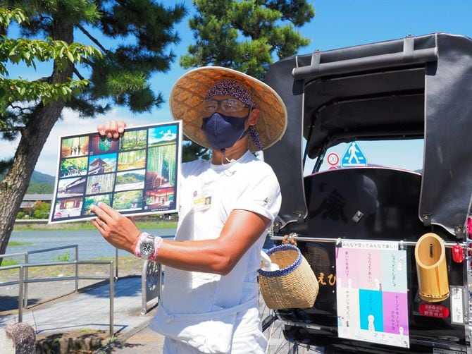 観光地のパネルを見せる中山さん