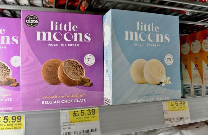 アジア系の簡易スーパーの棚に収まるLittle Moonsの商品。