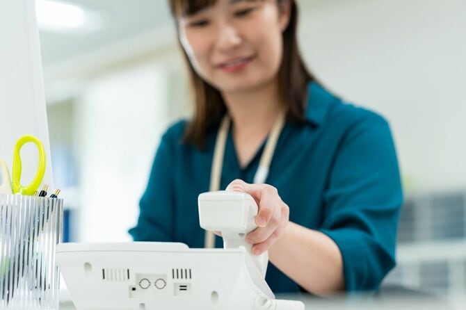 受話器を持つ女性
