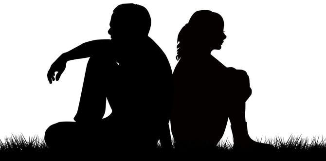 背中合わせに座るカップルのシルエット