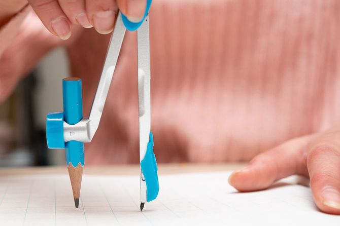 コンパスで勉強している子供