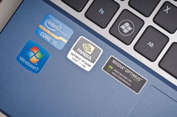 Windows 7、Intel、NVIDIAのステッカーが貼られたノートパソコン