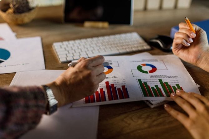 グラフやチャートをレビューする2人