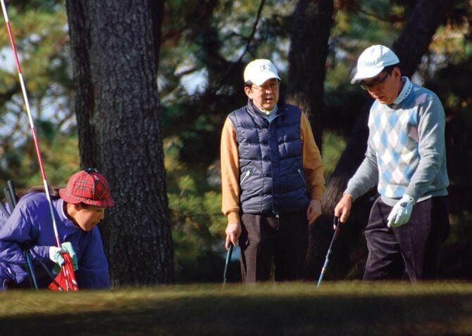 週末に秘書官らとゴルフを楽しむ安倍晋三元首相（写真中央）
