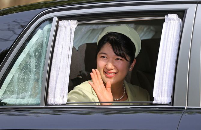 上皇ご夫妻にあいさつをするため、仙洞御所に入られる天皇、皇后両陛下の長女愛子さま