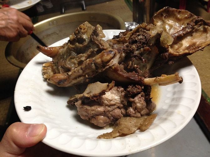 熊の骨も身も煮込んだ熊汁。骨の部分はがぶりと「ほねかじり」して食べる