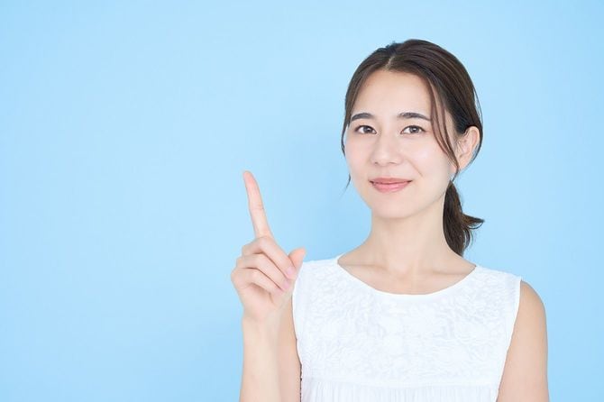 人差し指を立てている女性