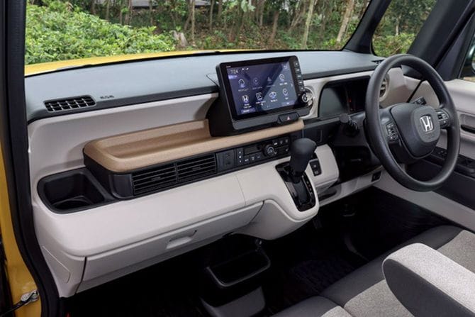 インパネ上部にはトレーを配置。小物を置いて「見せる収納」も可能に。