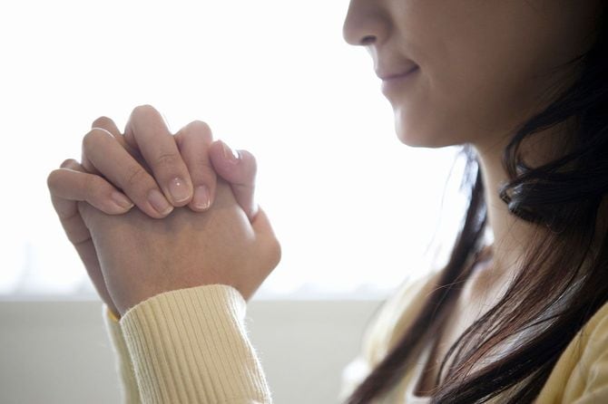 祈る女性