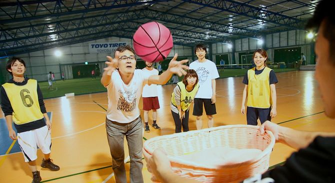 ベビーバスケは、激しく扱うと泣き出してしまう特殊なボールを使ったバスケットボール。泣かせないようにそっとパス。プレーヤーの母性が勝敗を分ける。