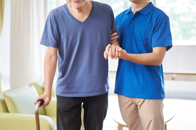 高齢者の歩行を助けるケアマネジャー