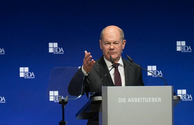 2024年10月22日、ドイツ経営者団体連合会(BDA)の2024年ドイツ経営者会議で演説するオラフ・ショルツ連邦首相(SPD)