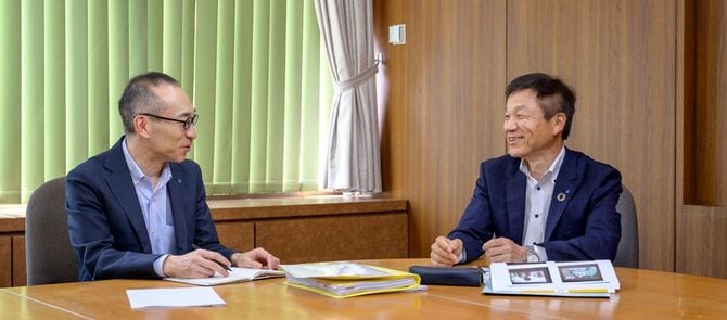 地方金融機関の将来を見据えて、ピラミッド型組織から「スタッフが主体的に働く」組織への転換を推進しているのが、常務理事西澤順一（右）。長野東支店長として改革を進める宮田直樹（左）。