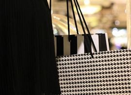 不況でも、なぜ高級ブランド品が売れるか