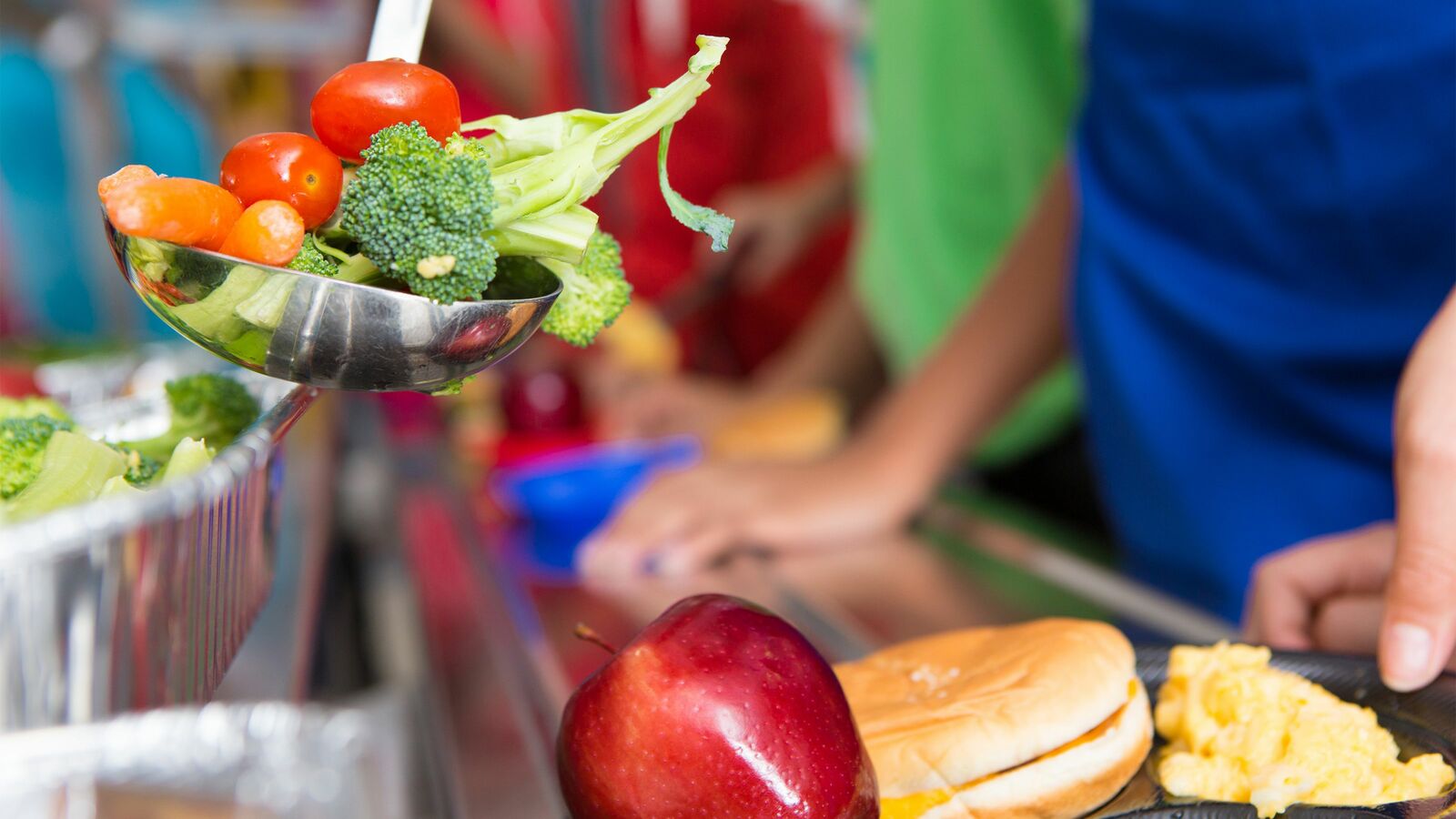 子供を一列に並ばせる日本と大違い…フィンランドの学校が給食はビュッフェ型､化粧･アクセサリー自由のワケ 子供が自分の身体について決定権を持つことは当然