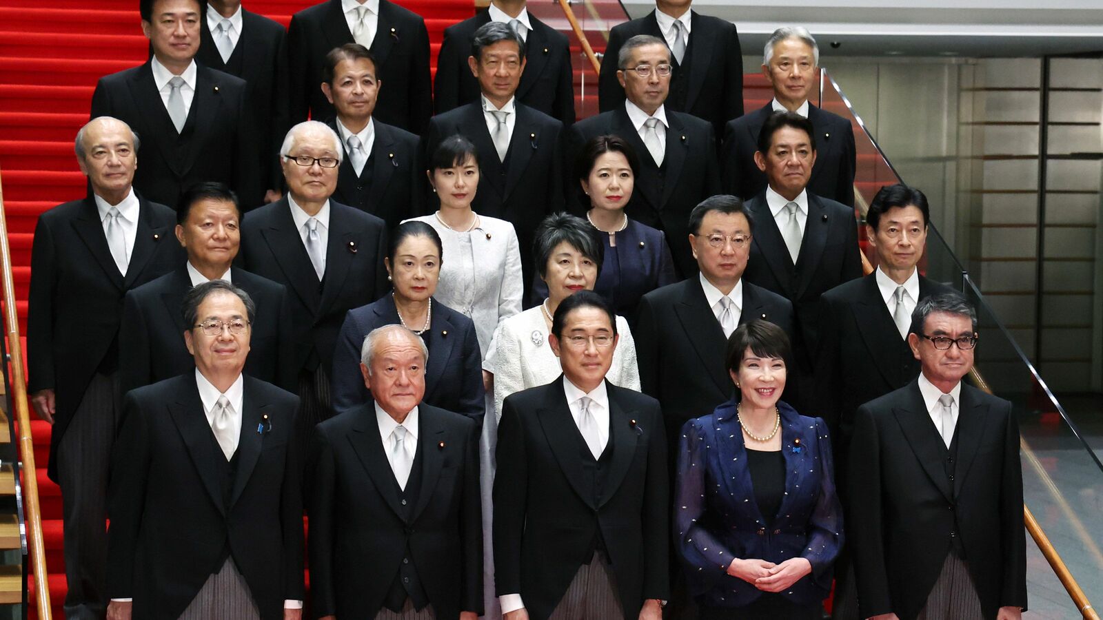 歴代総理より一流企業の総合職のほうが高学歴…日本の政治家が｢海外では考えられない低学歴｣になったワケ ｢東大法学部卒の総理大臣｣は30年間いない