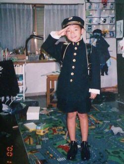 電車が好きだった1年生のとき。詰め襟の制服はお気に入りだった。暁星小学校は東京都千代田区にある幼・小・中・高一貫男子校。1888年に創立した伝統校だ。