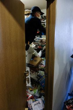 廊下のゴミを片付け、ようやく洋室に入ることができた。ゴミの山をかき分けながらの作業になった。ドアはこれ以上開けられない。