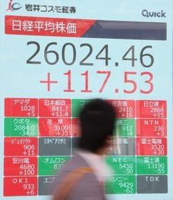 2万6000円台になった日経平均株価を示すボード＝2020年11月17日午前、東京都中央区