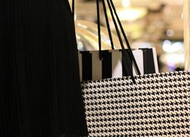 不況でも、なぜ高級ブランド品が売れるか