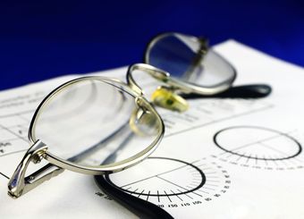 "生涯現役"天皇執刀医を支える目の作り方